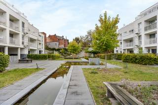 Bent u op zoek naar een veilige en vlot toegankelijke autostaanplaats op een uitstekende locatie in Antwerpen? Deze ondergrondse autostaanplaats bevindt zich in de De Wittestraat, in het gegeerde Oud-Berchem.<br />De staanplaats is gelegen in een verzorgd residentieel gebouw en maakt deel uit van een afgesloten ondergrondse parking. Dankzij de praktische toegang en de veilige omgeving geniet u van comfortabel parkeren in een wijk waar parkeerplaatsen bijzonder gegeerd zijn.<br />Troeven:<br />Gelegen in de De Wittestraat, in het hart van Oud-Berchem<br />Ondergrondse en afgesloten parking<br />Veilig en droog parkeren<br />Vlotte bereikbaarheid naar het stadscentrum, de Ring en belangrijke invalswegen<br />Op wandelafstand van winkels, horeca, openbaar vervoer en station Antwerpen-Berchem<br />Ideaal voor eigen gebruik of als interessante investering in een buurt met een aanhoudend hoge parkeerdruk<br />Een uitstekende opportuniteit voor buurtbewoners, pendelaars of investeerders die op zoek zijn naar een zorgeloze en duurzame investering op een toplocatie in Oud-Berchem.