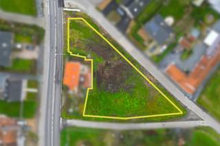 Contacteer Bruno voor meer inlichtingen, 0495/12.20.64 of per mail bruno@cornelis-partners.be.Deze bouwgrond van 1681m² in het charmante Kruisem...
