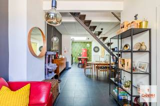 Deze aangename woning is gelegen in de Brugse poort, op <strong>fietsafstand van centrum Gent</strong> en op wandelafstand van winkels en het openbaar vervoer.<br /><br />Op het gelijkvloers bevindt zich de inkomhal die toegang geeft tot de <strong>gezellige woonkamer</strong> met eetplaats. Aansluitend vindt u de open keuken (vernieuwd in 2022) met een valluik die toegang geeft tot de ruime en <strong>praktische kelder</strong>.<br /><br /> Op de eerste verdieping vindt u de open <strong>bureau/ontspanningsruimte</strong>. Verder vindt u op deze verdieping de badkamer (vernieuwd in 2022), met douche en toilet, en de <strong>eerste slaapkamer</strong> aan de voorzijde.<br /><br />Verder is er via de vaste trap toegang tot het tweede verdiep die plaats geeft aan <strong>twee slaapkamers</strong> waarvan één ruime en een tweede kleinere achteraan.<br /><br />Voor meer informatie en een bezoek kan je contact opnemen met Theo via: theo@convas.be<br /> 