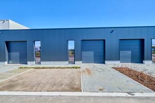 <strong>NIEUWBOUWPROJECT te Genk - 21 KMO-Units aan de Kompellaan</strong><br /><br />Wij zijn verheugd om de lancering van een nieuw project aan te kondigen: 21 moderne KMO-units langsheen de Kompellaan in Genk. Dit complex biedt kleine en middelgrote ondernemingen de perfecte plek om te starten, groeien en te innoveren.<br /><br />AANBOD<br />-21 multifunctionele units variërend in grootte en volledig aanpasbaar aan uw noden<br />-Strategische locatie langs de Kompellaan, dichtbij belangrijke verkeersaders en logistieke hubs<br />-Strakke architectuur en degelijke afwerking<br />-Parkeergelegenheid<br />-Verwachte oplevering: Q2 2025