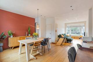 Cette maison prête à emménager est idéalement située près du Gentbrugse Meersen, à deux pas de Gand. Grâce à sa facilité d'accès en tramway et à vélo, et à la proximité des entrées et sorties des autoroutes E40 et E17, cette maison allie calme et excellente mobilité.La maison dispose de trois chambres complètes, d'une salle de bain et de deux toilettes. À l'arrière, vous trouverez un agréable jardin urbain orienté plein sud et une terrasse idéale pour profiter du soleil. Il y a aussi un abri de jardin pratique dans le jardin.À l'avant, il y a une allée qui peut accueillir des vélos ou une ou deux voitures. La maison est située dans une rue calme à sens unique, ce qui contribue à un confort de vie agréable. Un espace de rangement supplémentaire est disponible au sous-sol sous les escaliers.Une maison idéale pour ceux qui veulent vivre confortablement et tranquillement, avec tous les avantages de la ville à portée de main.Vous pouvez consulter les conditions générales de Dewaele DIY sur dewaele.com.