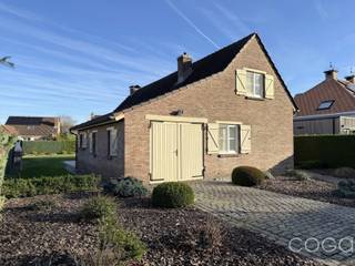 Deze charmante fermettewoning met 2 slaapkamers is gelegen in een rustige woonwijk, op korte afstand van het centrum van Halle. De woning werd...