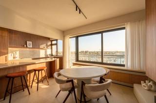 Op een uitzonderlijke toplocatie, met zicht op zowel het hinterland, de zee en de jachthaven van Blankenberge, bevindt zich dit stijlvol en tijdloos gerenoveerde appartement op de zesde verdieping van residentie 'Wielingen - Binnen Sande'. Dankzij de unieke ligging geniet u van een adembenemend uitzicht over de jachthaven, de duinen, de Noordzee én het hinterland. Vanaf het zonnige terras aan de voorzijde beleeft u elke dag opnieuw een schitterend schouwspel, met de late ochtend-, middag- en avondzon als extra troef.<br /><br />Binnen werd het appartement met oog voor detail en duurzame kwaliteitsmaterialen gerenoveerd. De tijdloze afwerking creëert een elegante en warme uitstraling, waardoor u hier jarenlang zorgeloos kunt genieten. De lichtrijke leefruimte sluit naadloos aan op de open, volledig uitgeruste kwaliteitskeuken, die zowel praktisch als stijlvol werd ingericht en over ruime opbergmogelijkheden beschikt.<br /><br />Via de nachthal bereikt u de smaakvol ingerichte badkamer, voorzien van een ruime inloopdouche en een groot badkamermeubel met dubbele wastafel. Het toilet vinden we apart van voornoemde slaapkamer op de hal. De aansluitingen voor wasmachine en droogkast, de technieken en extra stockageruimte treffen we dan weer in de handige bergruimte alsook in de vestiaire (maatwerk) in de hal. Verder beschikt het appartement over twee volwaardige, lichtrijke slaapkamers die beiden uitgeven op een tweede terras aan de achterzijde, waar u in alle rust kunt genieten. Verder is er een fietsenberging op kelderniveau naast de private kelderberging.<br /><br />Ook op technisch vlak scoort deze eigendom uitstekend, met centrale verwarming op aardgas, een conforme elektrische installatie en een gunstig EPC-label (Label B) Dankzij de hoogwaardige renovatie, de uitzonderlijke ligging en het fenomenale uitzicht vormt dit appartement de ideale vaste woonplaats, een luxueus tweede verblijf of een zorgeloze investering. Het appartement wordt gemeubeld verkocht waardoor onmiddellijke ingebruikname of verhuur mogelijk is.<br /><br />
