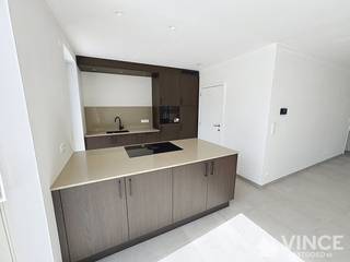 Deze stijlvolle en energiezuinige nieuwbouwwoning biedt alle comfort voor wie ruim en modern wil wonen.<br /><br />Op het gelijkvloers bevindt zich een ruime en lichtrijke woonkamer met een open keuken, volledig voorzien van alle benodigdheden en met een mooi zicht op de tuin.<br />Verder is er nog een praktische berging met aansluiting voor de wasmachine en een apart gastentoilet.<br /><br />Op de eerste verdieping zijn er drie mooie slaapkamers.<br />De badkamer is ruim en uitgerust met een douche, dubbele lavabo en ligbad. Daarnaast is er ook een apart toilet aanwezig.<br /><br />De perfect afgewerkte en ruime zolderverdieping biedt extra mogelijkheden en kan uitstekend dienst doen als derde slaapkamer, bureau of hobbyruimte.<br /><br />Ook op vlak van energiezuinigheid scoort deze woning uitstekend, wat zich vertaalt in een lagere energiefactuur en extra wooncomfort.<br /><br />De woning wordt nog volledig geschilderd en de tuin wordt nog aangelegd met gras, zodat alles instapklaar wordt opgeleverd.<br /><br />Een ideale woning voor wie op zoek is naar ruimte, comfort en energiezuinig wonen in het rustige Wiekevorst.