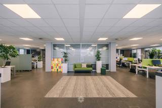 <p><span>DE PINTE - Begoniastraat: Bent u op zoek naar een ruime kantoorverdieping met voldoende parkeergelegenheid te huur op toplocatie in De Pinte? Dan is dit mogelijk exact wat u zoekt.</span></p><p><span>De voornaamste troeven:</span></p><ul><li><span>540 m² kantoorruimte</span></li><li><span>288 m² archief- en sanitaire ruimte</span></li><li><span>Extra archiefcapaciteit van 1.250 lopende meter</span></li><li><span>17 parkeerplaatsen</span></li><li><span>Vlot bereikbare ligging in De Pinte</span></li><li><span>Uitstekende zichtbaarheid</span></li></ul><p><span>Indeling:</span></p><p><span>De kantoorverdieping is gelegen aan de Begoniastraat in De Pinte en beschikt over een totale kantooroppervlakte van 540 m². Deze royale oppervlakte biedt tal van mogelijkheden voor de inrichting van werkplekken, vergaderruimtes en ondersteunende kantoorfuncties.<br />Daarnaast is er 288 m² aan archief- en sanitaire ruimte aanwezig. De archiefruimte biedt een uitzonderlijk grote opslagcapaciteit, ideaal voor ondernemingen of organisaties met een aanzienlijke behoefte aan dossier- en documentopslag.</span></p><p><span>Een bijkomende troef zijn de </span><span>17 parkeerplaatsen</span><span>, waardoor zowel medewerkers als bezoekers gemakkelijk kunnen parkeren.</span></p><p><span>Een interessante opportuniteit voor wie op zoek is naar een ruime kantooromgeving met uitgebreide archieffaciliteiten en ruime parkeermogelijkheden in De Pinte.</span></p><p><span>Beschikbaar vanaf: 01/03/2027</span></p><p><span>Contacteer Axel Lenaerts makelaars voor meer info of een bezoek.</span></p>