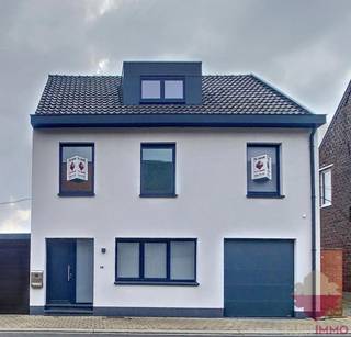Prachtig gerenoveerde woning met 5 SLPK én tuin!Centraal gelegen in de landelijke gemeente Herdersem bevindt zich deze ruime én lichtrijke woning met...