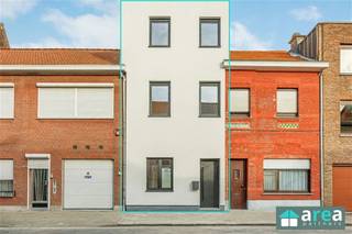<p><span>Bent u op zoek naar een </span><span>volledig gerenoveerde, energiezuinige en instapklare gezinswoning</span><span>? Dan is deze woning aan de </span><span>Aartselaarstraat 237 te Hoboken</span><span> zeker een bezoek waard!</span></p><p><span>De woning werd totaal gerenoveerd en combineert een moderne afwerking met een uitstekende energieprestatie. Met een bewoonbare oppervlakte van ca. </span><span>131 m²</span><span>, 3 slaapkamers en een aangename koer biedt deze woning alle comfort voor een gezin.</span></p><p><span>Grootste troeven:</span></p><ul><li><span>Volledig gerenoveerd & instapklaar</span></li><li><span>EPC A</span></li><li><span>3 slaapkamers</span></li><li><span>Bewoonbare oppervlakte ca. 131 m²</span></li><li><span>Elektriciteit conform</span></li><li><span>Zonnepanelen</span></li><li><span>Hoogrendementsglas</span></li><li><span>Volledig geïnstalleerde keuken met </span><span>AEG-toestellen</span></li><li><span>Aangename koer</span></li></ul><p><span>Indeling:</span></p><p><span>Gelijkvloers:</span><span> Via de inkomhal, voorzien van een afzonderlijk toilet, betreedt u de woning. Vervolgens komt u terecht in de volledig geïnstalleerde keuken met AEG-toestellen, die mooi aansluit op de eetruimte en living. Vanuit de living heeft u rechtstreeks toegang tot de koer.</span></p><p><span>1ste verdieping:</span><span> Hier bevinden zich </span><span>1 ruime slaapkamer</span><span> en de badkamer.</span></p><p><span>2de verdieping:</span><span> Op de bovenste verdieping bevinden zich nog </span><span>2 volwaardige slaapkamers</span><span>.</span></p><p><span>Dankzij de totaalrenovatie, het </span><span>EPC-label A</span><span>, de zonnepanelen en het hoogrendementsglas geniet u van een energiezuinige woning die volledig klaar is voor haar nieuwe bewoners.</span></p><p><span>Voor meer informatie kan u terecht bij </span><span>Area Partners: <span>INFO@area.be</span></span><span> of 03/284.60.60</span><span>.</span></p>