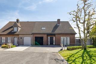 <span><span><strong>Op zoek naar ruimte, comfort en een rustige ligging? Dan is deze instapklare halfopen woning met zonnige tuin in Staden beslist een bezoek waard.</strong><br /><br />In een aangename <strong>en kindvriendelijke buurt</strong> in Staden, gelegen in de Boudewijnlaan, bevindt zich deze ruime en instapklare halfopen woning. Deze residentiële straat kenmerkt zich door haar <strong>rustige karakter en beperkt doorgaand verkeer</strong>, wat zorgt voor een veilige en aangename leefomgeving.<br />Staden staat bekend om zijn landelijke charme en gezinsvriendelijke sfeer, met een mooi evenwicht tussen rust en bereikbaarheid. U bevindt zich op <strong>korte afstand van het centrum</strong>, waar u terecht kan voor <strong>winkels, scholen en andere dagelijkse voorzieningen</strong>. Daarnaast geniet de woning van een vlotte verbinding naar omliggende steden zoals Roeselare en Ieper, wat het bijzonder interessant maakt voor pendelaars. Ook liefhebbers van <strong>wandelen en fietsen</strong> komen hier aan hun trekken dankzij <strong>de talrijke groene routes</strong> in de nabije omgeving.<br /><br /><strong><em><u>Indeling</u></em></strong><br />De woning verwelkomt u via de inkomhal met gastentoilet. Van hieruit komt u in de lichtrijke leefruimte, die aansluit op de <strong>zeer ruime keuken met extra berging</strong>. Verder is er op het gelijkvloers een <strong>grote garage</strong> aanwezig, voorzien van een sectionale poort met nieuwe motor.<br />De badkamer is volledig ingericht en beschikt over een ligbad, douche, dubbele lavabo en een tweede toilet. Op de verdiepingen bevinden zich <strong>vier ruime slaapkamers</strong>, aangevuld met een <strong>bijkomende praktische berging</strong>. U vindt er in de woning bijna <strong>overal ingemaakte kasten</strong> terug.<br /><br /><strong><em><u>Troeven</u></em></strong></span></span>
<ul>
	<li><span><span><strong>Bewoonbare oppervlakte van 218 m²;</strong></span></span></li>
	<li><span><span>Perceel van 705 m²;</span></span></li>
	<li><span><span><strong>Zuidwestgerichte tuin</strong> (zonnige namiddag en avond);</span></span></li>
	<li><strong><span><span>Overal ingemaakte kasten;</span></span></strong></li>
	<li><span><span>Centrale verwarming op gas;</span></span></li>
	<li><span><span>2 pelletkachels voor extra warmte en sfeer;</span></span></li>
	<li><span><span>Rolluiken, deels elektrisch;</span></span></li>
	<li><span><span><strong>Regenwater 14.000 liter en putwatersysteem;</strong></span></span></li>
	<li><span><span><strong>Rustige en gezinsvriendelijke ligging.</strong></span></span></li>
</ul>
<span>Voor meer info of bezoek kan u terecht bij ons kantoor op het nummer 051 50 11 51 of per mail via </span>diksmuide@diksimmo.be<span>.</span>