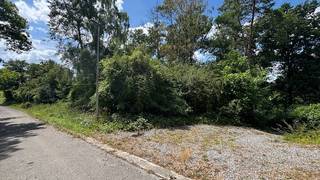 Dans un cadre rare et confidentiel, ce terrain de ± 3000 m² se niche au sein du prestigieux Golf de Durbuy, entre les trous 14 et 15. Une localisation unique, en bordure directe du parcours, offrant un panorama verdoyant, une parfaite quiétude et un art de vivre en harmonie avec la nature.<br /><br />Le terrain bénéficie d’un permis de bâtir octroyé pour la construction d’une villa de standing. Les plans d’architecte sont disponibles et peuvent être adaptés selon vos envies et projets.<br /><br />Un cadre idéal pour les amateurs de golf, de nature, ou tout simplement de lieux singuliers où chaque détail a son importance. Proximité immédiate du club-house, de Durbuy centre et des principaux axes de communication.<br /><br />Un projet exclusif dans l’un des environnements les plus recherchés des Ardennes belges.