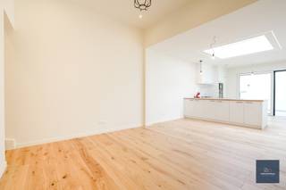INSCHRIJVEN op het bezoekmoment ; https://ap.lc/IxBNq <br />Deze gunstig gelegen woning met een bewoonbare oppervlakte van 140 m² bevindt zich in het centrum van Mariakerke.<br /><br />Via de inkomhal betreden we de woning. Op het gelijkvloers bevindt zich een berging en een badkamer uitgerust met een douche, wastafel, toilet en aansluiting voor een wasmachine.<br /><br />Verder komen we in de ruime en lichtrijke leefruimte met open keuken. De keuken is voorzien van de nodige toestellen en beschikt over voldoende opbergruimte. Via het schuifraam in de keuken heeft u toegang tot de gezellige koer.<br /><br />Op de eerste verdieping bevinden zich twee ruime slpks. Daarnaast is er een apart toilet aanwezig.<br /><br />Op de tweede verdieping zijn er nog eens twee slpks. De zolderverdieping is bereikbaar via een uitschuifbare trap.<br /><br />De woning geniet van een uitstekende ligging, op wandelafstand van supermarkten, een apotheek, fitness, bakker en het natuurgebied De Bourgoyen. Bovendien is er een vlotte verbinding naar het centrum van Gent en de belangrijkste invalswegen.
