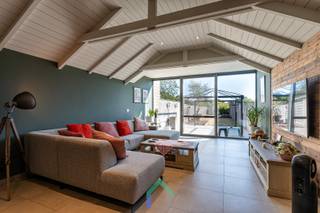 Ligging<br />Deze ruime rijwoning bevindt zich in het centrum van Harelbeke en is ideaal voor gezinnen die op zoek zijn naar een comfortabele en goed onderhouden woning. Winkels, scholen en horeca zijn vlakbij en de nabijheid van de E17 brengt je vlot tot het binnenland. De woning beschikt over een prachtige tuin en een gezellig terras waar je heerlijk kunt genieten van de buitenlucht. Daarnaast is er ook een garage aanwezig, waardoor je altijd verzekerd bent van een parkeerplek voor je auto.<br /><br />Indeling<br />We kunnen binnenkomen via de inkomhal of via de praktische garage, waar plaats is voor één wagen. Vervolgens is er een gang die verbinding geeft aan de wasplaats en het gastentoilet. Vervolgens komen we in de prachtige leefruimte met open keuken. Door de houten balken krijg je een heel warm en authentiek gevoel. Het grote schuifraam zorgt voor een prachtig zicht op de tuin die verdeeld is in verschillende zones. Zo is er een terras, groengedeelte, tuinhuis en daarachter bevindt zich momenteel een kippenren. De woning werd grondig aangepakt in 1986, waarbij de gelijkvloerse verdieping toen al volledig werd voorzien van vloerverwarming. Doorheen de jaren werden nog verdere aanpassingen gedaan waardoor de woning perfect instapklaar is.<br />Op de eerste verdieping bevinden zich 2 slaapkamers waarvan één voorzien is van een dressing. Verder is er ook nog een badkamer met toilet en inloopdouche die werd gerenoveerd in 2025. Tenslotte vinden we op de tweede verdieping nog twee slaapkamers. Er is ook een zolder die bereikbaar is met een ladder via de slaapkamer.<br /><br />Troeven<br />* Instapklaar<br />* Charmante, ruime leefruimte met open keuken<br />* Centrale ligging<br />* Aangename tuin<br /><br />Wens je deze woning zelf te ontdekken? Neem contact op met Mathieu en plan jouw bezoek in!<br /><br />T: 0479 63 53 01<br />M: mathieu@gentill.be