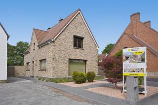 In het gegeerde Sint-Michiels, op wandelafstand van winkels, scholen en het station, bevindt zich deze verzorgde open bebouwing op een perceel van 362 m². De woning ligt op slechts 2,5 km van de Grote Markt en biedt een vlotte verbinding met de E40. De voorbije jaren werden verschillende belangrijke renovaties uitgevoerd. Zo werd de gevel volledig vernieuwd, werden de buitenmuren geïsoleerd en werd ook het dak vernieuwd en geïsoleerd. Daarnaast werd de veranda volledig vernieuwd, waardoor u geniet van een aangename, lichtrijke ruimte met prachtig zicht op de tuin.<br />Het gelijkvloers omvat een inkomhal, een lichtrijke leefruimte, een eetplaats en een ingerichte keuken. De recent aangelegde, zonnige tuin is een heerlijke plek om in alle rust te ontspannen.<br />Op de eerste verdieping bevinden zich drie volwaardige slaapkamers en een badkamer die aansluit op de master bedroom. Met EPC-label D en dus geen renovatieplicht is dit een solide en instapklare gezinswoning op een uitstekende locatie.<br />De vermelde prijs is een richtprijs. Elk bod hoger of lager dan de vermelde prijs wordt overgemaakt aan de eigenaar die zich het recht voorbehoudt om dit al dan niet te aanvaarden. Ref. BR00541 (Gvg, Wg, Gmo, Gvkr, Gvv)