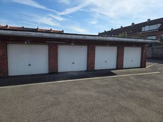 <p>7 GARAGEBOXEN TE KOOP – TOPLOCATIE HOBOKEN</p><p>Rustige woonwijk met zeer hoge parkeerdruk | Ideaal voor eigen gebruik of als investering</p><p>Locatie: Dokter Emiel Van Dammestraat 3+, 2660 Hoboken (Antwerpen)</p><p>Er worden maximaal 7 goed onderhouden garageboxen aangeboden in een verzorgd complex. Alle boxen beschikken over verlichting. De boxen kunnen afzonderlijk of in rendabele combinaties worden aangekocht:</p><p>1x Garage G3 (13 m²) – Vraagprijs: € 24.000<br />4x Garages G15 t/m G18 (15,5 m² per stuk) – Vraagprijs: € 25.000 per garage (samen: € 100.000)<br />2x Garages G6 & G7 (16 m² per stuk) – Vraagprijs: € 26.000 per garage (samen: € 52.000)<br />Volledige portefeuille (alle 7 garages samen) – Totale vraagprijs: € 176.000</p><p>Huidige situatie: Alle boxen zijn stabiel verhuurd aan € 85/maand. Er is een constante vraag uit de buurt.<br />Potentieel: Gezien de schaarste in de directe omgeving is een huurprijs van € 120 tot € 130 per maand realistisch.</p><p>Lage vaste lasten: Het kadastraal inkomen (KI) bedraagt slechts € 90,35 per jaar per garagebox. Het gemeenschappelijk beheer en onderhoud verloopt professioneel via een actieve VME (11 eigenaars).</p><p>Het garagecomplex (bestaande uit 37 boxen, 1 magazijn en 4 staanplaatsen) wordt op korte termijn extra opgewaardeerd:</p><p>Begin volgend jaar wordt aan de voorzijde een automatische toegangspoort geplaatst.<br />Het volledige terrein wordt voorzien van camerabewaking.</p><p>Dit verhoogt direct het comfort, de veiligheid en de waarde voor toekomstige huurders en eigenaars.</p><p>✔ Midden in een woonwijk met extreem hoge parkeerdruk (garages zijn erg schaars in de omgeving).<br />✔ Onmiddellijke en stabiele huuropbrengsten dankzij de bestaande verhuursituatie.<br />✔ Uitstekende bezettingsgraad en geen makelaarskosten (rechtstreeks van eigenaar).</p><p>📞 Interesse of een bezoek inplannen?<br />Wenst u één garagebox, een specifieke combinatie of de volledige portefeuille aan te kopen? Neem voor meer informatie of een bezichtiging ter plaatse contact op met de eigenaar.</p>