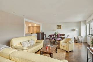 <p><span>Een licht appartement op de 4de verdieping met zicht op het park</span></p><p><span> </span></p><p><span>Aan de rand van Merksem kijk je hier recht uit op groen van het Bouckenborghpark of een verlengde van de Bredabaan. Het park ligt aan de achterdeur, ideaal om wandelen, te sporten of gewoon even tot rust te komen. Te voet naar de winkels zonder problemen. Openbaar vervoer, scholen, kortom alles wat je nodig hebt op wandelafstand.</span></p><p><span> </span></p><p><span>- Lift aanwezig</span></p><p><span>- 4de verdieping = licht en rust</span></p><p><span>- 3 slaapkamers (logeerkamer, dressing, slaapkamer kies zelf maar)</span></p><p><span>- Terras aan de achtergevel</span></p><p><span>- Open leefruimte met open keuken</span></p><p><span>- Badkamer voorzien van inloopdouche en ligbad</span></p><p><span>- Privé parkeerplek achteraan met ingang tot het gebouw</span></p><p><span>- EPC label A</span></p><p><span>- Elektriciteit conform</span></p><p><span>Ruim en open wonen met zicht op het groen</span><span><br />Met de lift ga je naar de vierde verdieping, waar een veiligheidsdeur toegang geeft tot het appartement. Je komt meteen in de royale leefruimte, waar zithoek, eethoek en keuken vlot in elkaar overlopen. Dankzij de vele lichtinval voelt alles luchtig en open aan.</span></p><p><span>De grote open keuken heeft veel werkruimte en een schiereiland. Zo kook je zonder de rest van het gezelschap uit het oog te verliezen.</span></p><p><span>In het nachtgedeelte vind je 3 slaapkamers. Op dit moment zijn ze ingericht als slaapkamer, logeerkamer en dressing, maar je kiest zelf wat je ermee doet: kinderkamer, bureau of extra slaapkamer. De badkamer heeft zowel een inloopdouche als een ligbad. Parket zorgt overal voor een warme afwerking.</span></p><p><span>Een aparte berging biedt plaats voor de wasmachine, droogkast of extra koelkast en berging. Het appartement heeft individuele meters voor de nutsvoorzieningen. De elektrische installatie is conform en het EPC-label B zorgt voor een zuinig energieverbruik. Achter het gebouw staat een eigen parkeerplaats voor je klaar, inbegrepen.</span></p><p><span> </span></p><p><span>Wenst je dit appartement eens te komen bezichtigen wees dan snel en neem contact op via <span>christophe@sinjoor.be</span></span><span> of 036466655</span></p>