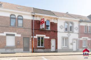 [[ DIT PAND NEEMT DEEL AAN DE ERA OPEN HUIZEN DAG OP 13/6 VAN 14:30 TOT 15:30 ]]
<p><strong>Ben je op zoek naar een woning met 2, mogelijk 3 slaapkamers en een zuidgerichte stadstuin in Aalst? Gevonden!</strong><br />In een rustige straat op wandelafstand van het station, de Grote Markt, scholen, winkels en openbaar vervoer vind je deze lichtrijke en zeer verzorgde woning. Dankzij de vlotte verbinding naar de Ring van Aalst geniet je hier van een centrale ligging zonder in te boeten aan wooncomfort. Extra troeven zijn het gunstige EPC-label C, het vernieuwde en geïsoleerde dak (2008) en de voldoende parkeermogelijkheden in de straat.</p>

<p>Op het gelijkvloers kom je binnen via de inkomhal die leidt naar de aangename leefruimte met halfopen ingerichte keuken. De lichtkoepel zorgt hier voor veel natuurlijke lichtinval en een open gevoel. Verder vind je op deze verdieping de badkamer met ligbad, aparte douche, lavabo en toilet, met aansluitend een praktische wasplaats. Vanuit de leefruimte bereik je het gezellig en recent aangelegd zuidgericht terras van ongeveer 50 m², ideaal om in alle rust te genieten. Op de eerste verdieping bevinden zich twee slaapkamers en een apart toilet. Eén van de slaapkamers geeft via een vaste trap toegang tot de zolderverdieping, die reeds grotendeels werd afgewerkt en perfect kan worden ingericht als derde slaapkamer, bureau of hobbyruimte. Zin om deze verzorgde woning op topligging zelf te ontdekken? Contacteer ons dan snel voor een bezoek!</p>