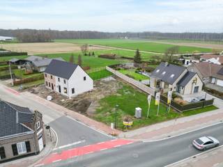 BOUWGROND ZONDER BOUWVERPLICHTING Bent u op zoek naar een mooie locatie om uw droomwoning te realiseren? Ontdek dit aantrekkelijke stuk bouwgrond...