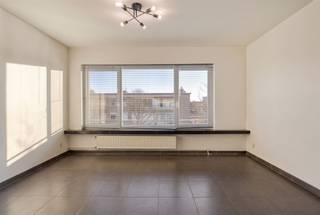 <p><span>Instapklaar hoekappartement op hoogste verdieping met zuid terras op gunstige locatie</span></p><p><span> </span></p><p><span>Dit instapklare appartement is gunstig gelegen op aan de Acht Eeuwenlaan in Edegem, een gegeerde en residentiële buurt met een vlotte bereikbaarheid. Winkels, scholen, openbaar vervoer, Domein Hof ter Linden en belangrijke invalswegen bevinden zich in de nabije omgeving. De combinatie van rust en bereikbaarheid maakt deze locatie ideaal voor zowel eigen bewoning als investering.</span></p><p><span> </span></p><p><span>INDELING</span></p><p><span>Het appartement heeft een bewoonbare oppervlakte van 87 m², is gelegen op de bovenste verdieping en werd in 2012 gerenoveerd. </span></p><p><span>Je komt binnen in een ruime inkomhal voorzien van een gastentoilet. De ruime leefruimte is licht en stil dankzij de hoeklocatie. Aansluitend ligt de goed uitgeruste keuken die desgewenst kan opengemaakt worden. Verder beschikt het appartement over twee volwaardige slaapkamers en een badkamer met bad/douchecombinatie. Via beide kamers is er toegang tot het zuid gericht terras aan de achterzijde.</span></p><p><span> </span></p><p><span>De  extra ruime en hoge garagebox is groot genoeg voor het plaatsen van een camionette en kan aangekocht worden voor 30.000€.</span></p><p><span>De gemeenschappelijke kosten bedragen €110.</span></p><p><span> </span></p><p><span>BIJZONDERHEDEN</span></p><p><span>- verzorgd en instapklaar appartement</span></p><p><span>- eigen nutsvoorzieningen (water en gas)</span></p><p><span>- lage maandelijkse lasten</span></p><p><span>- dak conform geïsoleerd</span></p><p><span>- geschikt als investering of eigen bewoning</span></p><p><span> </span></p><p><span> </span></p><p><span> </span></p><p><span> </span></p>