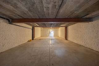 <h2><span>Entrepôt/garage unique d'environ 360 m² à vendre sur la Markgravelei </span></h2><p><span>Bienvenue dans cet espace de garage et d'entrepôt exceptionnellement spacieux d'environ 360 m², situé à un emplacement stratégique sur la Markgravelei. Un bien de cette superficie, avec un tel agencement et des possibilités d’utilisation aussi variées, est particulièrement rare à cet emplacement et offre une opportunité unique aux entrepreneurs, investisseurs et particuliers.</span></p><p><span>Derrière la magnifique façade authentique se cache un espace étonnamment vaste et polyvalent qui peut être aménagé entièrement selon vos propres souhaits. Pensez par exemple à une entreprise de construction locale, un installateur, un atelier, une collection de voitures de collection, un site de commerce en ligne, un espace de stockage, un atelier ou une combinaison de bureaux et d'espace de stockage.</span></p><h3><span>Vaste rez-de-chaussée</span></h3><p><span>Le rez-de-chaussée offre une superficie d’environ 218 m² et a récemment été doté d’un nouveau sol en béton, ce qui permet de limiter les travaux de rénovation à cet étage.</span></p><p><span>L'accès se fait par un portail automatique d'environ 3,80 m de large et 2,20 m de haut, ce qui permet un accès aisé aux véhicules, au matériel et aux marchandises. Cet espace ouvert peut être aménagé entièrement selon les besoins du nouveau propriétaire.</span></p><h3><span>Espaces supplémentaires aux étages</span></h3><p><span>Au premier étage, d’une superficie d’environ 80 m², se trouvent trois pièces. Une partie de celles-ci est déjà revêtue de plaques de plâtre et peut être aménagée et optimisée selon vos goûts. Ces espaces se prêtent parfaitement à l’aménagement de bureaux, de salles de réunion, d’ateliers ou d’espaces de travail auxiliaires.</span></p><p><span>Le deuxième étage, d’une superficie d’environ 62 m², comprend également trois pièces. Cet étage offre lui aussi de nombreuses possibilités et peut parfaitement être aménagé en espace de bureau, atelier, local de stockage ou espace polyvalent.</span></p><p><span>Les deux étages sont équipés du chauffage et disposent déjà de sanitaires avec toilettes. Il est en outre possible d’aménager une cuisine et/ou une salle de bains.</span></p><p><span>La combinaison d’un charme authentique, d’une superficie exceptionnelle, d’un accès pratique, de plusieurs étages et de possibilités d’utilisation polyvalentes fait de ce bien une offre exceptionnelle.</span></p><p><span> </span></p><h3><span>Les atouts en bref</span></h3><ul><li><span>Immeuble unique et rare situé sur la Markgravelei</span></li><li><span>Surface totale d’environ 360 m²</span></li><li><span>Nouveau sol en béton au rez-de-chaussée</span></li><li><span>Porte automatique d’environ 3,80 m de large et 2,20 m de haut</span></li><li><span>Toitures en bon état</span></li><li><span>Installation électrique conforme</span></li><li><span>Sans amiante</span></li><li><span>Installations sanitaires déjà en place</span></li><li><span>Nombreuses possibilités d'utilisation : entreprise, atelier, entrepôt, e-commerce, bureaux, voitures de collection, entreprise de construction, travaux d'installation…</span></li><li><span>Un local pouvant être aménagé selon vos propres souhaits</span></li></ul><p><span> </span></p><p><span>Une opportunité unique dans un emplacement stratégique sur la Markgravelei pour ceux qui recherchent de l'espace, de la flexibilité et des possibilités.</span></p>