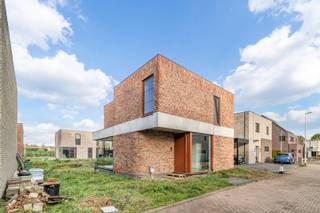 Nieuwbouwwoning in open bebouwing met tuin, 3 slpk, op een perceel van 3a60ca.Centraal gelegen en omringd door groen. De woning is gelegen nabij...
