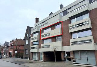 Bent u op zoek naar een comfortabele thuis op een strategische locatie? Dit verzorgde pand aan de Oude Kuringerbaan biedt de perfecte balans tussen rust en de nabijheid van de stad. Dankzij de centrale ligging in Hasselt geniet u van een uitstekende bereikbaarheid. Het station, diverse scholen en lokale winkels bevinden zich op wandelafstand, wat het dagelijkse leven zeer praktisch maakt.Indeling: Verdieping +2:- Inkomhal- Badkamer- Slaapkamer- Woonkamer- Keuken- BalkonAlgemeen: - EPC-label: D- 46 m²- lift aanwezig- Algemene onkosten: 50,00 euro / maandDit aanbod is een mooie opportuniteit voor wie op zoek is naar kwalitatief vastgoed in de hoofdstad van Limburg. De residentiële buurt zorgt voor een aangename woonomgeving, terwijl u toch direct verbonden bent met de dynamiek van Hasselt.Bent u benieuwd naar deze opportuniteit in onze verhuur-portefeuille? Een bezoek aan dit pand zal u onmiddellijk overtuigen van de troeven die wonen in Hasselt met zich meebrengt.De snelste manier om een bezoek te brengen aan dit appartement? Vraag je bezoek aan via de rode knop op onze website (www.dewaele.com).Telefonisch kunnen er geen afspraken gemaakt worden. Bij andere vragen kun je ons telefonisch contacteren via 011 30 50 50.