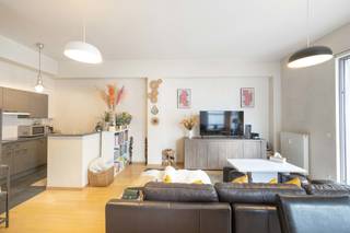 SINT-JANS-MOLENBEEK, vlak bij het Centrum, ontdekt u dit aangename appartement op de 1ste verdieping van een gebouw uit 2012. Met een bewoonbare oppervlakte van ± 92 m² overtuigt het door zijn doordachte indeling, mooie lichtinval en uitstekende investeringsmogelijkheden.<br /><br />Het appartement bestaat uit een ruime living met eetkamer van ± 31 m², een volledig uitgeruste open keuken, 2 slaapkamers, een badkamer, een douchekamer, een wasruimte en een kelder (C6), ideaal als extra bergruimte.<br /><br />Een ondergrondse parkeerplaats P6 vervolledigt het geheel, verplicht aan te kopen voor 20.000 €.<br /><br />Verder geniet u van het comfort van dubbele beglazing, collectieve verwarming op gas en conforme elektriciteit.<br /><br />Het appartement is momenteel verhuurd aan 1.127 €/maand via een huurovereenkomst van 9 jaar die gestart is op 15/05/2024. Dit maakt van dit pand een interessante opportuniteit voor investeerders die op zoek zijn naar een onmiddellijk rendement.<br /><br />Lasten: ± 205 €/maand, inclusief gemeenschappelijke delen, syndicus, onderhoud en verzekering.<br /><br />EPC: F<br /><br />Een functioneel en goed gelegen pand dat vandaag al een mooie meerwaarde biedt dankzij de lopende verhuur. Snel te bezoeken.af 1 oktober 2021. Onmiddellijk bezoeken! Afmetingen ter informatie