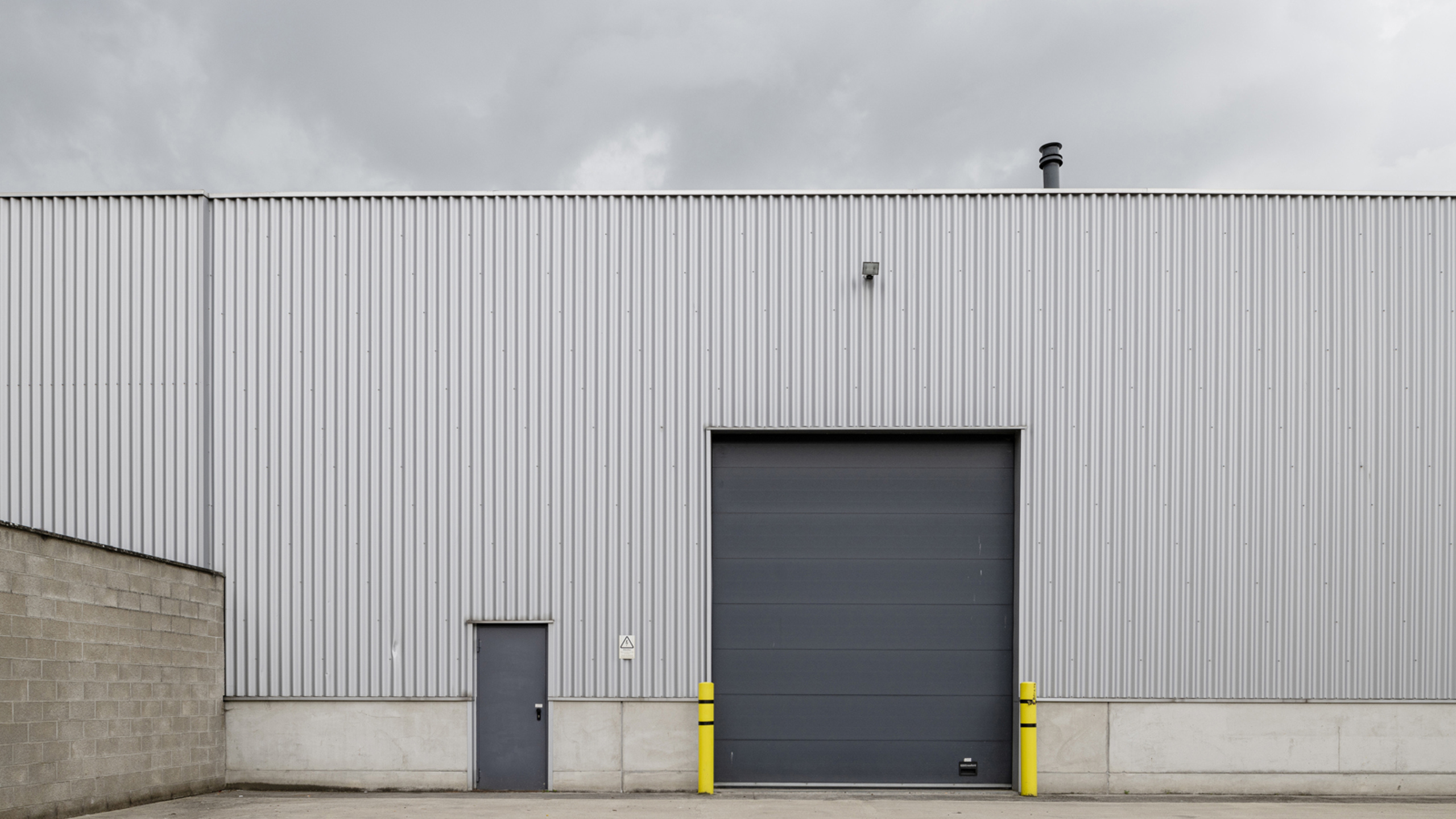 Logistiek : 5.000m² magazijnen met loskades en kantoren - foto 5