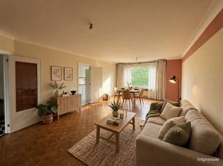 <h1><span>Ruim 3-slaapkamerappartement met terras in Berchem!</span></h1><p><span>Welkom in dit ruime en aangename 3-slaapkamerappartement, gelegen aan de Fruithoflaan in het verzorgde gebouw Pallas Athena, voorzien van een lift.</span></p><p><span>Het appartement geniet van een uitstekende ligging. </span><span>Niet alleen bent u super gelegen qua (buurt)winkels, ook bent u op een boogscheut van belangrijke invalswegen.</span></p><h3><span>Inkomhal, leefruimte en keuken</span></h3><p><span>U betreedt het appartement via een ruime inkomhal, voorzien van een parlofoon en een praktische, ingemaakte vestiairekast.</span></p><p><span>De bijzonder ruime leefruimte biedt veel mogelijkheden voor een comfortabele en sfeervolle inrichting. </span></p><p><span>Aansluitend bevindt zich de keuken, die beschikt over een kookvuur, oven, vaatwasser, koelkast, diepvriezer en een grote hoeveelheid kastruimte. Daarnaast is er een handige berging aanwezig.</span></p><h3><span>Slaapkamers en badkamer</span></h3><p><span>Het appartement beschikt over drie slaapkamers. 1 van de slaapkamers is uitgerust met ingebouwde kasten. Vanuit 1 van de slaapkamers heeft u rechtstreeks toegang tot het aangename terras, een ideale plek om in alle rust van de buitenlucht te genieten.</span></p><p><span>De badkamer is uitgerust met een ligbad met douchecombinatie, een enkele lavabo en een toilet.</span></p><p><span>Daarnaast beschikt het appartement over een apart gastentoilet met handenwasser.</span></p><p><span> </span></p><p><span> </span></p><p><span>Huurprijs, kosten & beschikbaarheid: </span></p><p><span>Maandelijkse huurprijs: 975,00 euro/maand </span></p><p><span>Maandelijkse provisiekosten: 260,00 euro/maand (incl: water, elektriciteit, verwarming onderhoud gebouw, lift...)</span></p><p><span>Beschikbaarheid: Onmiddellijk</span></p><p><span> </span></p><p><span>Mis deze unieke kans niet! </span></p><p><span> </span></p><p><span> </span></p>