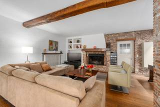 Ontdek deze uitzonderlijk veelzijdige eigendom in hartje Lokeren — dé perfecte combinatie van comfortabel wonen, werken en ondernemen. Deze...