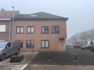Gezellig appartement op de 1ste verdieping in Rijkevorsel<br /><br />Dit aangenaam appartement op de eerste verdieping bevindt zich te Sint-Jozef in Rijkevorsel, op een rustige en landelijke locatie met een vlotte bereikbaarheid naar het centrum en omliggende gemeenten. Via de inkomhal kom je in een lichte leefruimte met open keuken, die een uitnodigende plek vormt om te koken en te ontspannen. Verder beschikt het appartement over een badkamer, twee slaapkamers en een praktische berging. Achteraan aan het gebouw is er een gemeenschappelijke koer die ruimte biedt voor fietsen en vuilbakken. Parkeren kan eenvoudig in de buurt van het gebouw. Hoewel er geen lift aanwezig is, zorgt de eerste verdieping voor een vlotte toegankelijkheid. Kortom, een verzorgd en functioneel appartement in een aangename omgeving, ideaal voor wie rustig wil wonen met alle basisvoorzieningen op korte afstand.
