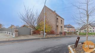 <strong>EERSTE BEZOEKDAG: ZATERDAG 13/12 VAN 9U TOT 14U (enkel op afspraak).</strong><br /><strong>NIEUWERKERKEN – Gerenoveerde halfopen gezinswoning, 4 slaapkamers, met schitterende tuin op toplocatie.</strong><br /><br />Nabij het dorpscentrum vinden we deze smaakvol gerenoveerde gezinswoning, ideaal voor wie op zoek is naar ruimte, comfort en een aangename tuin. Deze woning is op het gelijkvloers voorzien van een inkomhal, woonkamer met aansluitend ruime leefkeuken (volledig geïnstalleerd) en aparte eethoek, wat een leuke interactie biedt met de tuin. Overigens nog een recent gerenoveerde badkamer met alle comfort. <br /><br />Het verdiep telt een overloop en drie slaapkamers, waarvan één doorloopkamer die perfect ingericht kan worden als dressing of bureau . De zolder, via een vaste trap, werd volledig afgewerkt tot een extra, ruime slaapkamer en beschikt over een walk-in dressing. Extra opbergruimte vind je in de achterbouw met geïntegreerde wasplaats, en de dubbele garage. Dankzij de brede straatgevel komen eventuele uitbreidingsplannen in aanmerking.<br /><br />De tuin werd volledig omheind, bereikbaar via een automatische poort en geniet van voldoende parkeergelegenheid alsook een mooie oppervlakte die volledig naar eigen noden en smaak ingericht kan worden. Ook de ligging is een absolute troef. De woning bevindt zich op wandel- en fietsafstand van scholen, winkels en openbaar vervoer, én ligt vlakbij de belangrijkste invalswegen. Een perfect evenwicht tussen rust, bereikbaarheid en comfort.<br /><br />info en bezoek: 053/60.65.60.<br />De vermelde prijs is een richtprijs. Na ontvangst van de biedingen zal de verkoper beslissen of hij/zij de eigendom verkoopt aan het beste bod. De richtprijs is aldus niet bindend voor de verkoper. Voor meer info kunt u ons contacteren of het reglement raadplegen op onze website.