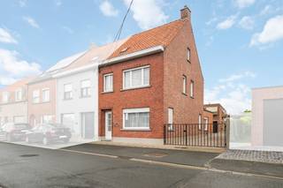 Ledegem-centrum. Sterk gebouwde half open bebouwing met 3 slaapkamers, bijgebouw en extra mogelijkheden. Perceel +/- 346m2. Te vernieuwen !Dichtbij...