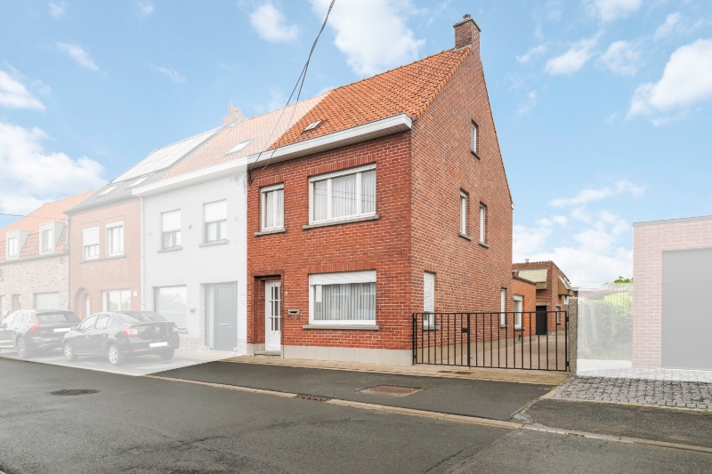 Ledegem-centrum. Sterk gebouwde half open bebouwing met 3 slaapkamers, bijgebouw en extra mogelijkheden. Perceel +/- 346m2. Te vernieuwen ! - foto 1