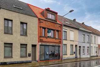 Ontdek deze multifunctionele verder af te werken woning in Brakel, ideaal als gezinswoning of geschikt voor wie wonen en werken wil combineren. Ideaal voor wie zijn eigenstijl nog wil toepassen.
De woning beschikt over vier ruime slaapkamers en een grote, aangename tuin waar je volop kan genieten van rust en privacy. Dankzij het vernieuwde dak en de aanwezigheid van zonnepanelen, nieuwe leidingen is de woning energiezuinig en toekomstgericht. .
Tegelijk zijn er nog uitbreidingsmogelijkheden op het gelijkvloers, bijvoorbeeld voor een grotere leefruimte of keuken.
Vooraan in de woning bevindt zich een extra ruimte die perfect kan dienen als bureau, praktijkruimte voor vrije beroepen of hobbykamer. Hierdoor is deze woning uitermate geschikt voor wie wonen en werken wil combineren.
Kortom, een veelzijdige woning met mogelijkheden en tal van troeven – een unieke opportuniteit die je niet wil missen. Maak snel online uw afspraak. Dit is een start prijs.
Exclusief te koop aangeboden via de Oximo online verkoopsprocedure. Voor registratie en aanvaarding van de verkoopsvoorwaarden zie www.oximo.be.