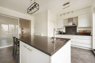 Op een gunstige locatie in Wilrijk bevindt zich deze ruime en veelzijdige eigendom, officieel ingericht als vergunde tweewoonst. Met een totale bewoonbare oppervlakte van ca. 231 m², vijf slaapkamers, twee badkamers en aangename buitenruimtes biedt dit pand tal van mogelijkheden voor zowel investeerders als eigenaars die wonen en verhuren willen combineren.<br />De woning omvat twee volwaardige woonentiteiten met elk hun eigen leefruimte en voorzieningen. Op het gelijkvloers ( ±75m²) bevindt zich een appartement met een ruime leefruimte, slaapkamer en rechtstreekse toegang tot de tuin (±120m²). De bovenliggende duplex (±125m²) beschikt over 4 slaapkamers, een comfortabele leefruimte, een volledig uitgeruste keuken en een aangenaam terras.<br />De eigendom werd in 2013 grondig gerenoveerd en beschikt onder meer over dubbele beglazing en centrale verwarming op gas. Dankzij de twee vergunde woonentiteiten en de afzonderlijke meters is het pand bijzonder interessant voor verhuur en biedt het een flexibele invulling.<br />Voor investeerders is dit een bijzonder interessant dossier: bij verhuur van beide entiteiten aan marktconforme huurprijzen kan een bruto rendement van circa 5% worden nagestreefd. De combinatie van twee vergunde woonentiteiten, een ruime totale oppervlakte en een eigen tuin vormt hierbij een belangrijke troef.<br />Een veelzijdige eigendom met verschillende mogelijkheden: zelf bewonen, gedeeltelijk verhuren of volledig als opbrengsteigendom exploiteren.