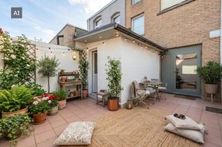 Deze instapklare woning te koop is gelegen langs de Oudenburgsesteenweg te Oostende. Hier geniet u een vlotte verbinding met het bruisende stadscentrum van Oostende maar ook Bredene, Zandvoorde en Oudenburg bevinden zich vlakbij. De woning onderging tevens een volledige renovatie in 2022!<br /><br />Indeling:<br />* Gelijkvloerse verdieping:<br />- inkomhal<br />- leefruimte<br />- open keuken uitgerust met een spoeltafel, inductie fornuis, microgolf en frigo<br />- zeer zonnig terras (21m²)<br />- afzonderlijk toilet met berging (voorzien van aansluiting wasmachine)<br /><br />* Eerste verdieping: <br />- badkamer voorzien van een badkamermeubel en regendouche<br />- slaapkamer 1 (16m²)<br />- slaapkamer 2 (12m²)<br /><br />* Tweede verdieping: <br />- slaapkamer 3 (28m²) met mezzanine (10m²)<br /><br />Tevens is de woning volledig onderkelder! <br /><br />Pluspunten: <br />- magnifieke zolderkamer met mezzanine <br />- woning werd reeds gerenoveerd<br />- asbestveilig<br />- zonnepanelen<br />- waterverzachter aanwezig<br />- centrale doch rustige ligging<br />- positieve elektrische keuring <br />- 3 volwaardige slaapkamers <br />- zeer zonnig terras<br />- regenput aanwezig<br /><br />Op zoek naar een instapklare woning te Oostende? Bel snel en plan uw bezichtiging in ter plaatse!<br /><br />Bestuursmaatregelen in het maatregelenregister: in aanvraag<br /><br />Deze AI-visualisaties zijn bedoeld als inspiratie. Er werd geen rekening gehouden met technische specificaties, stedenbouwkundige voorschriften of de concrete mogelijkheden tot realisatie.