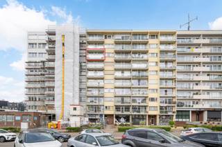 Recent werd dit appartement volledig gerenoveerd waardoor het instapklaar is. Vanwege de ligging (7de verdieping) heb je een adembenemend uitzicht! Alle voorzieningen bevinden zich op wandelafstand (centrum Genk) doch is het er zeer rustig wonen. De grote raampartijen zorgen voor veel natuurlijk licht en een prachtig verzicht. <br />In de leefruimte is er een prachtige en praktische ingebouwde kastenwand. Deze geeft een mooie toets aan de living én toegang tot een berging. De keuken is volledig geïnstalleerd en voorzien van een handig (overdekt) terras. In 2025 werd de badkamer gerenoveerd en voorzien van een inloopdouche. Verder is er een apart toilet en 2 slaapkamers waarvan momenteel 1 dienst doet als dressing/wasplaats. In de kelderverdieping is er een berging. De garagebox is inbegrepen in de prijs!<br /><br />TROEVEN:<br />+ EPC B = geen renovatieverpliching<br />+ Asbestveilig<br />+ Instapklaar<br />+ garagebox inbegrepen<br />+ Prachtig uitzicht<br /><br />Interesse? 011/873307 of info@puur-groep.be