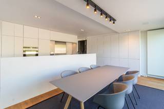 Gelegen op het charmante pleintje in het dorpscentrum van Hove, verwelkomt deze uitzonderlijke duplex met hoogwaardige afwerking u in alle comfort...