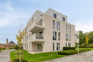 OPENDEURDAG OP DONDERDAG 22 OKTOBER VAN 15U TOT 17U<br /><br />Totaalprijs inclusief 6% btw (onder voorwaarden) en registratierechten: € 278.000,00 inclusief ondergrondse staanplaats<br />Totaalprijs inclusief 21% btw en registratierechten: € 315.000,00 inclusief ondergrondse staanplaats<br /><br />Ontdek ons instapklaar appartement op het project Minerals te Ronse. Geniet bij aankoop van het verlaagd BTW-tarief van 6%, en geniet zo van een voordeel van maar liefst 35 000 euro. Ben je op zoek naar een appartement om zelf in te wonen, of wil je investeren om te verhuren? We hebben voor beide scenario's uitstekende opties beschikbaar! Dit appartement is gelegen in het project Minerals te Ronse, en kent een optimale bereikbaarheid. Gelegen nabij het stadscentrum van de stad Ronse, middenin de Vlaamse Ardennen en toch met een uitstekende verbinden, wordt het project opgetrokken. <br /><br />Er wordt de nodige aandacht besteed aan een duurzaam gebouw, een groene en rustige woonomgeving en een energiezuinig appartement. Het E-peil van dit appartement is E-28: je geniet dankzij deze energiezuinigheid van 5 jaar lang 50% korting op jouw onroerende voorheffing! <br /><br />Dit appartement heeft ruime raampartijen die veel lichtinval garanderen. Het ruime schuifraam in de leefruimte geeft toegang naar het gezellige terras. Een ondergrondse parkeerplaats is inbegrepen in de verkoopprijs. Daarnaast bestaat de mogelijkheid om optioneel een kelderberging aan te kopen.<br /><br />Voor meer informatie omtrent het project Minerals en de talrijke mogelijkheden, kan je contact opnemen met Margaux via het rechtstreeks nummer 0479 61 53 82 of via mail naar margaux@vestadevelopment.be.