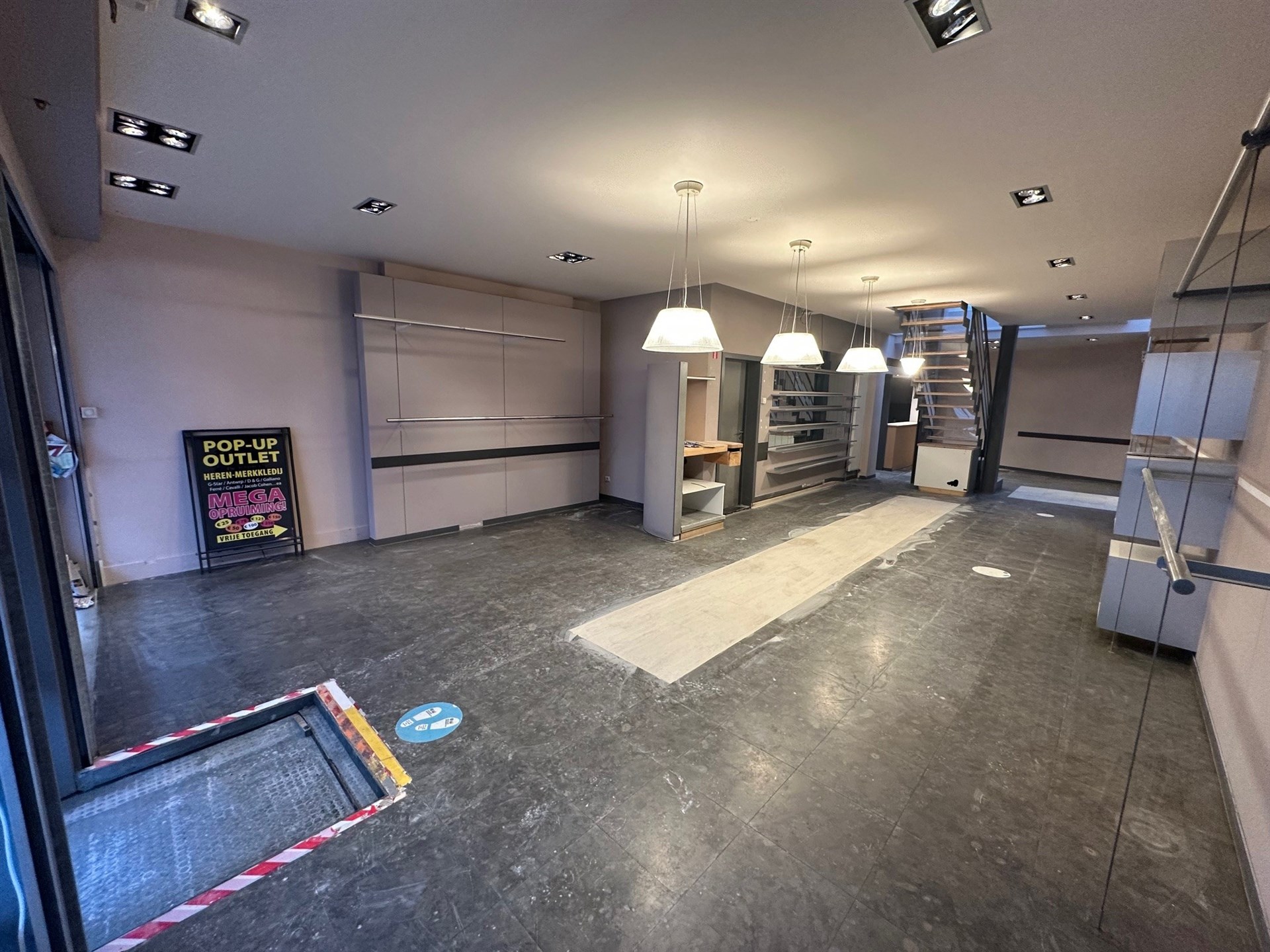 Handelsgelijkvloers 110m² in het hart van Mechelen. - foto 2