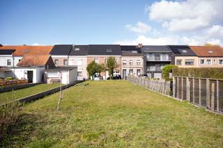 Dit perceel bouwgrond is gelegen te Hoegaarden in de Fabrieksgang (éénrichtingsstraat).Recht tegenover de woning nummer 7.Breedte van het perceel...