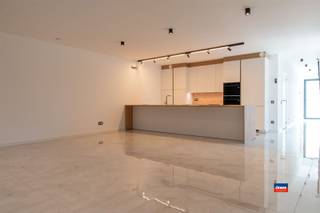 <p><span>PUURS | PRACHTIGE HALFOPEN NIEUWBOUW WONING MET 4 SLAAPKAMERS, 3 BADKAMERS, GROTE TUIN EN INPANDIGE GARAGE | EPC A |</span></p><p><span> </span></p><p><span>Indeling als volgt: gelijkvloers: oprit - garage met automatische sectionale poort - ruime inkomhal - gastentoilet - lichtrijke woonkamer met volledig geïnstalleerde, halfopen keuken - berging met aansluiting wasmachine - mooie tuin met terras. Eerste verdieping: overloop - master bedroom met dressing en badkamer 1 met ligbad, lavabomeubel en toilet - slaapkamer - badkamer 2 met ligbad, lavabo, toilet en aansluiting wasmachine. Tweede verdieping: twee slaapkamers - badkamer 3 met ligbad en dubbele lavabo. </span></p><p><span> </span></p><p><span>Extra troeven:</span></p><p><span>*Bouwvergunning voor zwembad.</span></p><p><span>*Bewoonbare oppervlakte 250m²</span></p><p><span>*Grondoppervlakte 1.000m²</span></p><p><span>*10 Zonnepanelen met batterij 5kW</span></p><p><span>*Vloerverwarming</span></p><p><span>*Aansluiting airco voorzien in woonkamer en slaapkamers</span></p><p><span>*Winterhuis / veranda in de tuin</span></p><p><span>*Elektriciteit / verlichting te bedienen met gsm</span></p><p><span>*Elektrische zonnescreens overal</span></p><p><span>*Ventilatiesysteem type D</span></p><p><span>*Natuurgebied achteraan het perceel</span></p><p><span> </span></p>