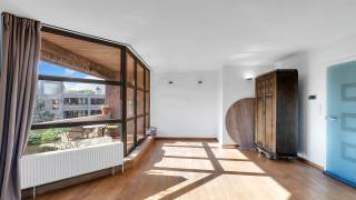 Op zoek naar een ruim en comfortabel appartement op een absolute toplocatie vlakbij Leuven? Immo3000 stelt met trots dit verzorgde appartement voor op de Eenmeilaan 230/42 te 3010 Kessel-Lo. <br /><br />Indeling <br />Het appartement bevindt zich in een kwalitatief gebouw uit 1994 en biedt een royale bewoonbare oppervlakte van 90 m². Oorspronkelijk ingedeeld met 3 slaapkamers, werd de indeling slim geoptimaliseerd naar een ruim 2-slaapkamerappartement. Dit creëert een extra grote, lichtrijke leefruimte met een fijne dynamiek en veel natuurlijk licht. Aansluitend aan de leefruimte bevindt zich de aparte, praktisch ingerichte keuken. In de badkamer geniet je van optimaal comfort dankzij de infraroodverwarming: onmiddelijk heerlijk warm met een simpele druk op de knop! <br /><br />Vanop het privéterras geniet je van een prachtig, rustgevend uitzicht — de perfecte plek om 's ochtends te ontspannen met een koffie of 's avonds uit te blazen. Op het gelijkvloers beschikt het gebouw over een grote gemeenschappelijke tuin, een heerlijke en veilige speelplek voor (klein)kinderen.<br /><br />Troeven<br />•	Parkeren: overdekte autostaanplaats inbegrepen in de prijs!<br />•	Energiezuinig EPC van 114 kWh / (m² jaar): Lage energiekosten en een toekomstbestendig appartement<br />•	Fietsen: Gemeenschappelijke fietsenstalling aanwezig in het gebouw<br />•	Indeling: Omgevormd van 3 naar 2 slaapkamers, aparte keuken, grote leefruimte<br />•	Buitenruimte: Privéterras met prachtig zicht + gemeenschappelijke tuin op het gelijkvloers<br />•	Verwarming: Individuele hoogrendementsketel op gas<br />•	Infraroodverwarming op badkamer<br /><br />Onklopbare ligging<br />De locatie combineert het beste van twee werelden: rust en groen gecombineerd met een uitstekende bereikbaarheid. Het pand ligt pal naast het Provinciaal domein, ideaal voor wandelingen, sport of ontspanning. Bovendien bevind je je op een steenworp van het centrum van Leuven en geniet je van een vlotte verbinding met de E314.<br />Interesse in een bezoek? Neem vandaag nog contact op met Niels van Immo3000 om een afspraak in te plannen.