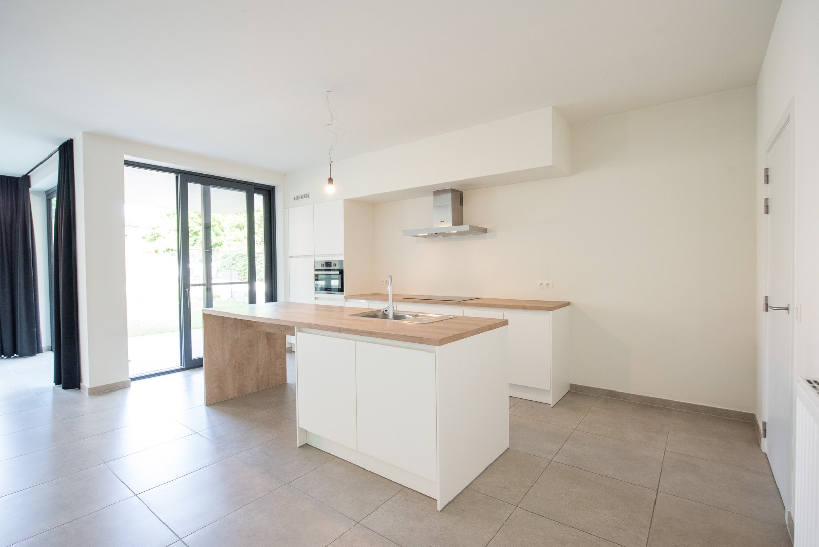 Prachtig gelijkvloers appartement van 147m² te Sint-Eloois-Vijve met tuintje en overdekt terras. - foto 5