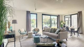 Nieuwbouwappartement met 3 slaapkamers en terras, gelegen in een kleine residentie (Ruebens), nabij het centrum van Dilbeek. Bestaande uit: op de eerste verdieping: inkomhal, berging, toilet, living-eetkamer, open ingerichte keuken, nachthal, badkamer, 3 slaapkamers. Verder is er een terras en een kelder (inbegrepen), alsook een ondergrondse staanplaats (€ 28.500,00 excl. btw en kosten). Bijkomende informatie: EPC: label A - 26 kWh/m² / elektriciteit conform / buitenschrijnwerk aluminium met dubbele beglazing / vloerverwarming via warmtepomp / ventilatiesysteem type D / verkoop onder btw-stelsel (21%). Op heden is het appartement verhuurd met een maandelijkse huurprijs van € 1.550 ,00 + € 100,00 provisie gemeenschappelijke lasten.