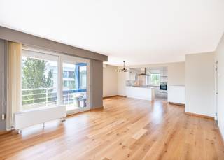 Appartement à TROIS FAÇADES avec TROIS chambres et un DOUBLE garage à vendre dans un quartier résidentiel de Koksijde.<br /><br />Ce bien unique bénéficie d'un emplacement idéal sur la Ter Duinenlaan. Grâce à la proximité des transports en commun, d'une aire de jeux et du cinéma, vous profiterez ici d'un confort optimal. De plus, le centre commercial et la mer se trouvent à moins d'un kilomètre, vous permettant ainsi d'avoir tout à portée de main.<br /><br />Cet appartement spacieux (114 m²) est agencé comme suit : hall d'entrée avec vestiaire intégré | toilettes séparées avec lavabo | 1re chambre/bureau | 2e chambre à part entière avec accès à une première petite terrasse | 3e chambre à part entière avec placards intégrés | GRAND, lumineux salon donnant sur une terrasse orientée sud-ouest | cuisine ouverte entièrement équipée avec débarras (prêt à accueillir une machine à laver) | salle de bains avec baignoire, douche et double lavabo encastré.<br /><br />L'appartement dispose d'une cave privée et d'un local à vélos commun au sous-sol. Il est également possible d'acquérir un garage DOUBLE (5,25 m de large) très facilement accessible.<br /><br />Vous recherchez un appartement spacieux avec une terrasse ensoleillée et un garage double ? N'hésitez pas à nous contacter pour une visite.