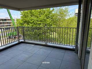 Dit moderne appartement in Zwijnaarde voldoet aan alle standaarden van comfort en luxe. Gelegen op een ideale locatie, biedt dit appartement een prachtig uitzicht vanaf het ruime terras. <br />Het appartement werd gebouwd in 2025, waardoor het voldoet aan de nieuwste bouwnormen en -eisen. Het is voorzien van moderne voorzieningen en heeft een energielabel A, wat betekent dat het energiezuinig is en lagere energiekosten met zich meebrengt.<br />Het gebouw is uitgerust met een lift, waardoor het appartement gemakkelijk toegankelijk is.<br />De ligging van dit appartement is een van de grootste troeven. Het is gelegen nabij het Parkbos en het Technologiepark en dicht bij alle voorzieningen zoals winkels, restaurants en openbaar vervoer. Bovendien is het slechts een korte afstand verwijderd van het bruisende stadscentrum van Gent.<br />Kortom, dit appartement biedt een perfecte combinatie van comfort, locatie en moderne voorzieningen. Met zijn ruime terras, lift, twee slaapkamers en badkamer, is het ideaal voor gezinnen of mensen die op zoek zijn naar een ruim en luxueus appartement in het Gentse.<br />Fraai aangelegde, gemeenschappelijke tuin met vijver.<br />Ondergrondse staanplaats inbegrepen in de huurprijs.<br />Huurprijs: € 1300,00 +€ 75,00 gemeenschappelijke kosten.<br />Beschikbaar vanaf 1 juli 2026.<br />Bel voor een bezoek: Ulrik Willems 0495 93 38 35 of email uw@entree.be