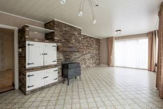 Deze bungalow met maar liefst 4 slaapkamers en een ruime kelder wordt verkocht!De woning ligt op een prachtig perceel van 12a12ca. Via de voordeur...