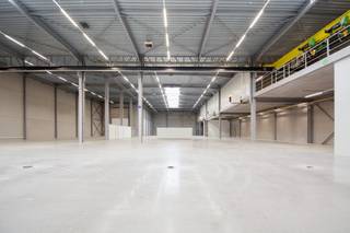 High-end bedrijfsgebouw te koop in IZ De Pluim.In industriezone De Pluim bevindt zich dit prachtige bedrijfsgebouw (bouwjaar 2020) op een perceel van...