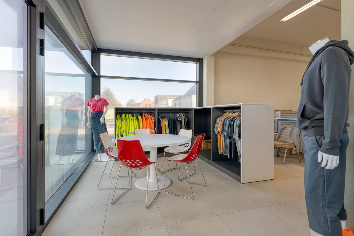Bedrijfsgebouw met appartement op ca. 1.780m² in Lichtervelde - foto 3