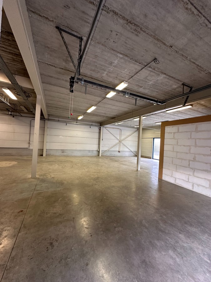 Magazijn/Opslagplaats met een oppervlakte van 170m² met bureauruimte - foto 3